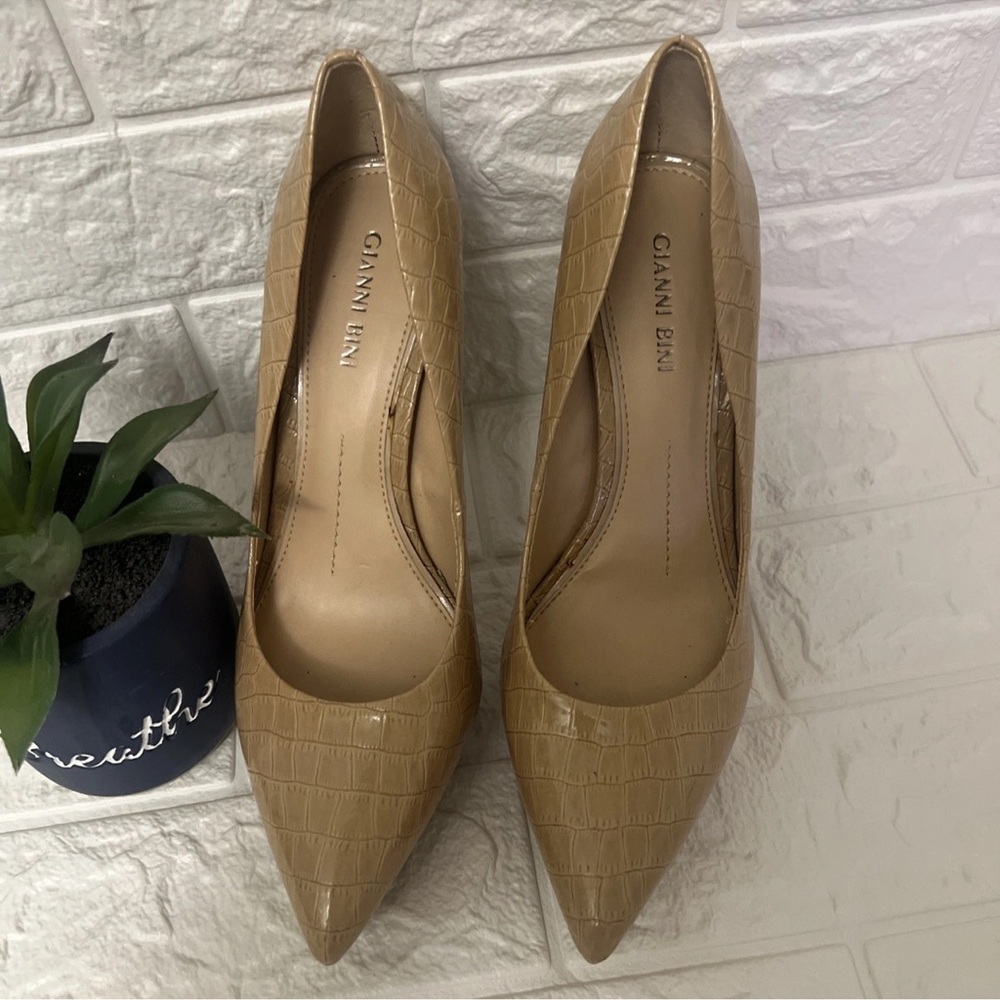 Gianni Bini   Nude color with crocodile texture Size 8 In good Condition